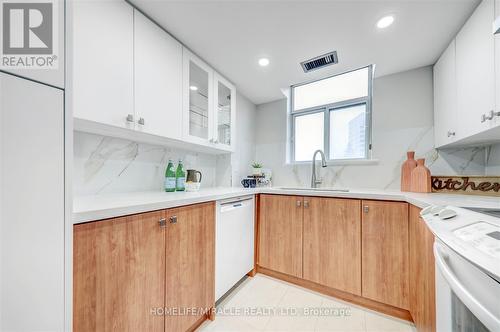 409 - 88 Alton Towers Circle, Toronto, ON - Indoor Photo Showing Kitchen