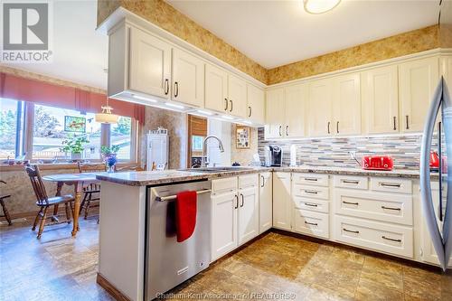 27 Joanne Street, Chatham, ON - Indoor Photo Showing Kitchen