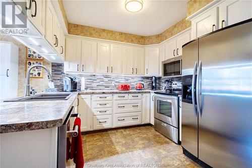 27 Joanne Street, Chatham, ON - Indoor Photo Showing Kitchen With Double Sink With Upgraded Kitchen