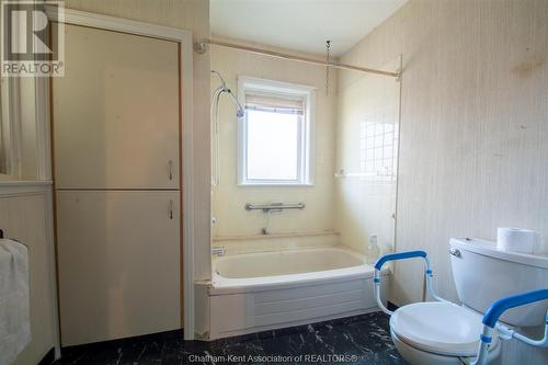 650 Queen Street South, Chatham, ON - Indoor Photo Showing Bathroom