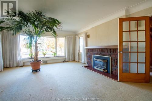 650 Queen Street South, Chatham, ON - Indoor Photo Showing Living Room With Fireplace