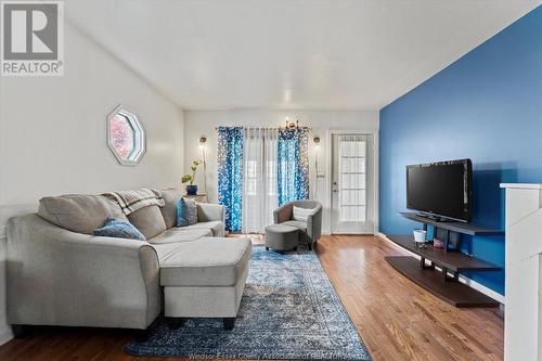 12445 Lanoue Street, Tecumseh, ON - Indoor Photo Showing Living Room