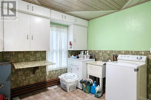 557 St. Pierre, Tecumseh, ON - Indoor Photo Showing Laundry Room