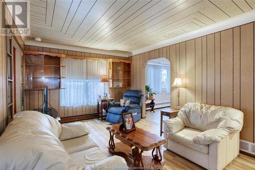 557 St. Pierre, Tecumseh, ON - Indoor Photo Showing Living Room