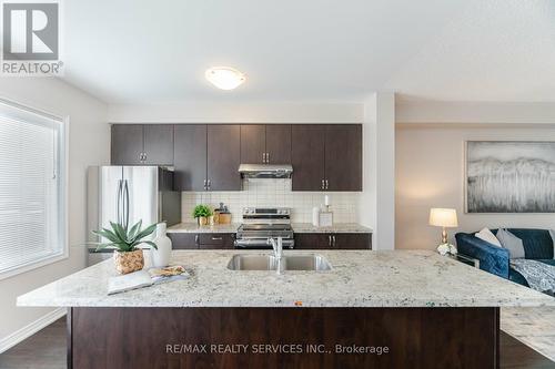 322 Bonnieglen Farm Boulevard, Caledon, ON - Indoor Photo Showing Kitchen With Upgraded Kitchen