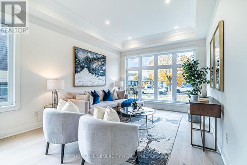 7655 Redstone Road, Mississauga, ON - Indoor Photo Showing Living Room