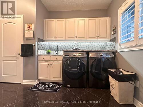 15 Rolling Meadow Drive, Caledon, ON - Indoor Photo Showing Laundry Room