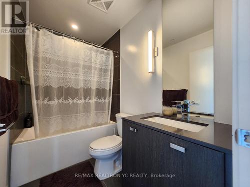 411 - 10 De Boers Drive, Toronto, ON - Indoor Photo Showing Bathroom