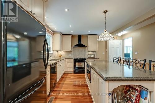 2492 Woburn Crescent, Oakville, ON - Indoor Photo Showing Kitchen With Upgraded Kitchen