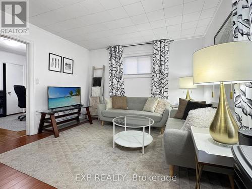 1089 Meredith Avenue, Mississauga, ON - Indoor Photo Showing Living Room