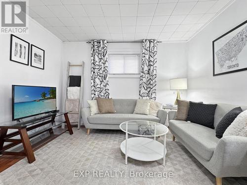 1089 Meredith Avenue, Mississauga, ON - Indoor Photo Showing Living Room