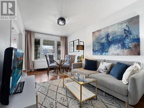 1089 Meredith Avenue, Mississauga, ON - Indoor Photo Showing Living Room