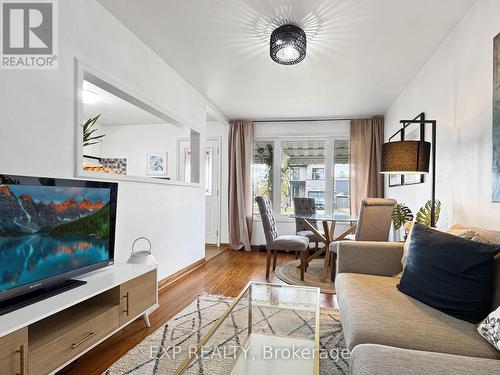 1089 Meredith Avenue, Mississauga, ON - Indoor Photo Showing Living Room