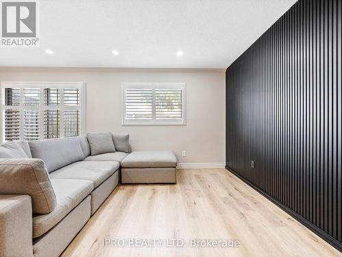 109 - 1050 Shawnmarr Road, Mississauga, ON - Indoor Photo Showing Living Room