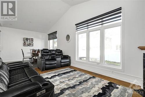 1123 Lichen Avenue, Ottawa, ON - Indoor Photo Showing Living Room