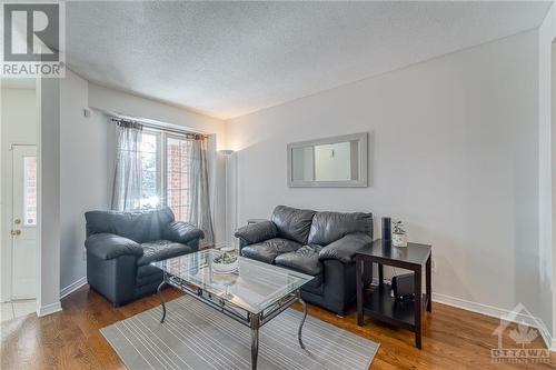 1564 Duplante Avenue, Ottawa, ON - Indoor Photo Showing Living Room