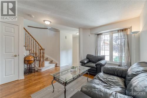 1564 Duplante Avenue, Ottawa, ON - Indoor Photo Showing Living Room