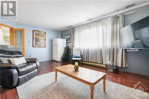 40 Dochart Street, Braeside, ON - Indoor Photo Showing Living Room