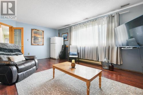 40 Dochart Street, Mcnab/Braeside, ON - Indoor Photo Showing Living Room