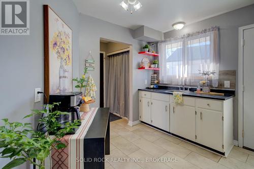 33 Derby Gate Crescent, Kingston (East Of Sir John A. Blvd), ON - Indoor Photo Showing Kitchen