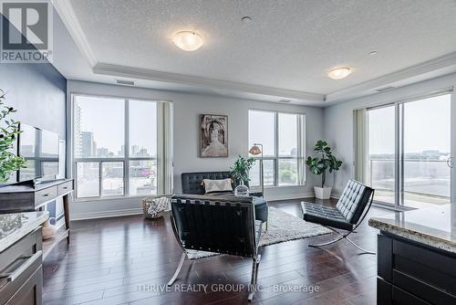 904 - 330 Ridout Street N, London, ON - Indoor Photo Showing Living Room