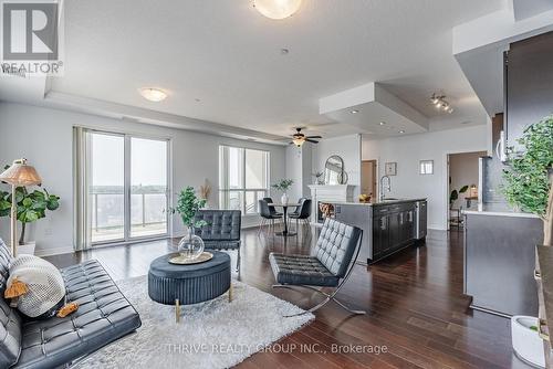 904 - 330 Ridout Street N, London, ON - Indoor Photo Showing Living Room