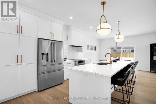 3 Basil Crescent, Middlesex Centre (Ilderton), ON - Indoor Photo Showing Kitchen With Upgraded Kitchen