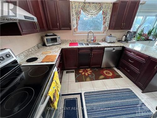 1307 Turner Crescent, Ottawa, ON - Indoor Photo Showing Kitchen With Double Sink