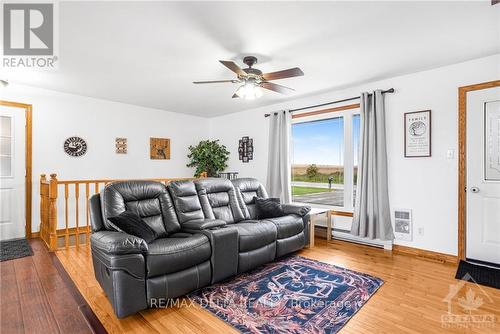 920 County Rd 23 Road, The Nation, ON - Indoor Photo Showing Living Room