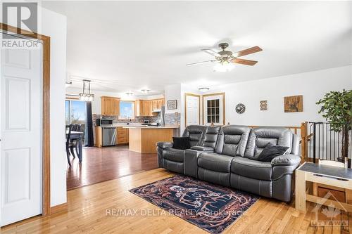 920 County Rd 23 Road, The Nation, ON - Indoor Photo Showing Living Room