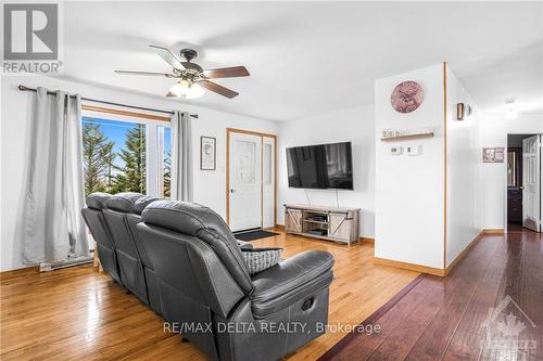 920 County Rd 23 Road, The Nation, ON - Indoor Photo Showing Living Room