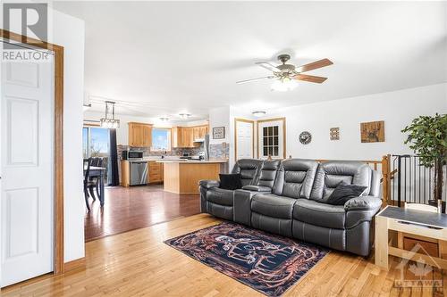 920 County Rd 23 Road, The Nation (605 - The Nation Municipality), ON - Indoor Photo Showing Living Room