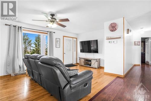 920 County Rd 23 Road, The Nation (605 - The Nation Municipality), ON - Indoor Photo Showing Living Room