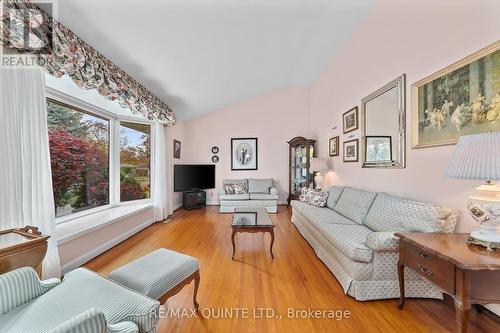 20 Alfred Drive, Belleville, ON - Indoor Photo Showing Living Room