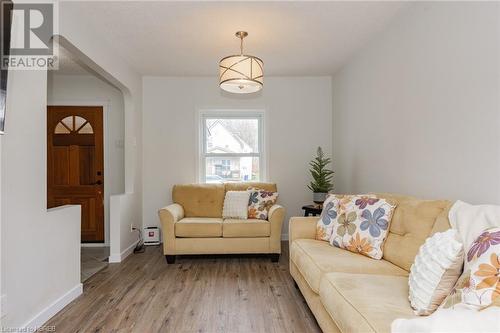 743 Cedar Street, North Bay, ON - Indoor Photo Showing Living Room