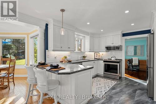 29 May Avenue, East Gwillimbury, ON - Indoor Photo Showing Kitchen With Upgraded Kitchen