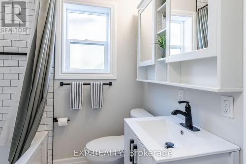 645 Weber Street E, Kitchener, ON - Indoor Photo Showing Bathroom