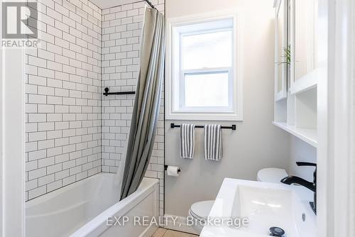 645 Weber Street E, Kitchener, ON - Indoor Photo Showing Bathroom