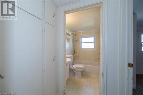 Bathroom with toilet and bathing tub / shower combination - 1710 7Th Avenue E, Owen Sound, ON - Indoor Photo Showing Bathroom