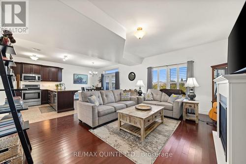 69 Hampton Ridge Drive, Belleville, ON - Indoor Photo Showing Living Room