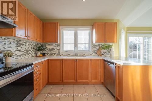 131 Root Crescent W, Ajax, ON - Indoor Photo Showing Kitchen