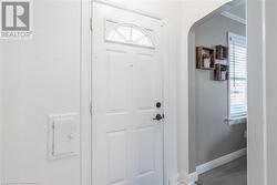 Entryway with ornamental molding - 