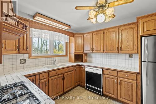 33 Ellis Street, West Lincoln (057 - Smithville), ON - Indoor Photo Showing Kitchen With Double Sink