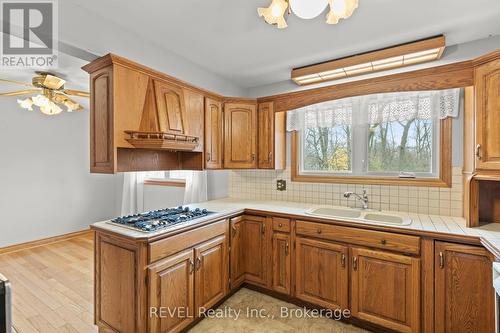 33 Ellis Street, West Lincoln (057 - Smithville), ON - Indoor Photo Showing Kitchen With Double Sink