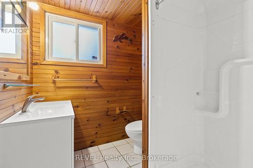 33 Ellis Street, West Lincoln (057 - Smithville), ON - Indoor Photo Showing Bathroom