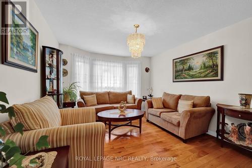 27 Hollyridge Crescent, Kitchener, ON - Indoor Photo Showing Living Room