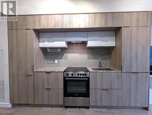 712 - 159 Dundas Street N, Toronto, ON - Indoor Photo Showing Kitchen