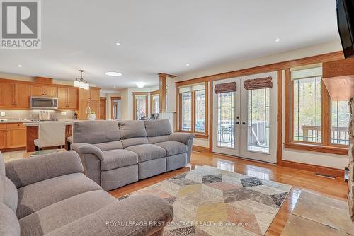 5 Northwood Court, Oro-Medonte, ON - Indoor Photo Showing Living Room