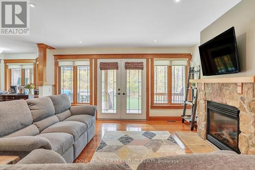 5 Northwood Court, Oro-Medonte, ON - Indoor Photo Showing Living Room With Fireplace