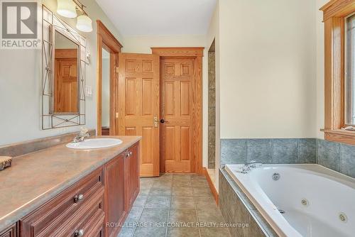 5 Northwood Court, Oro-Medonte, ON - Indoor Photo Showing Bathroom